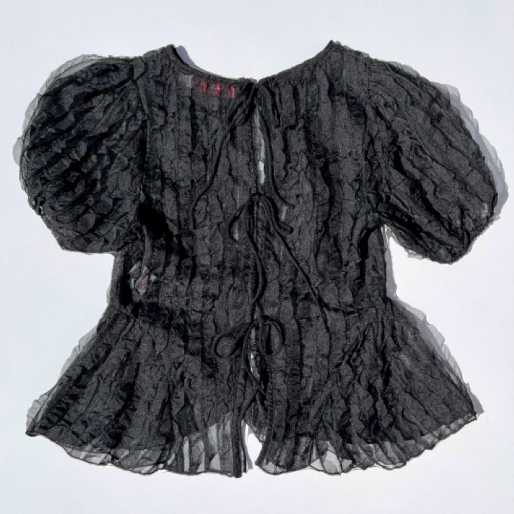 lisa says gah petra blouse in black ruffles